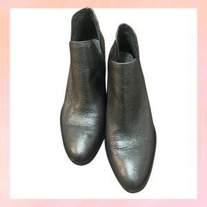 Vince Camuto 8 1/2 booties bronze